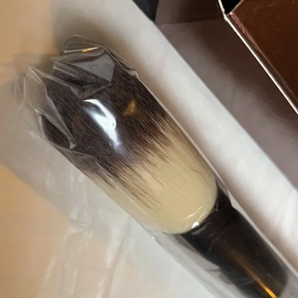 Hourglass No 1 Powder Brush - Picture 10 of 10